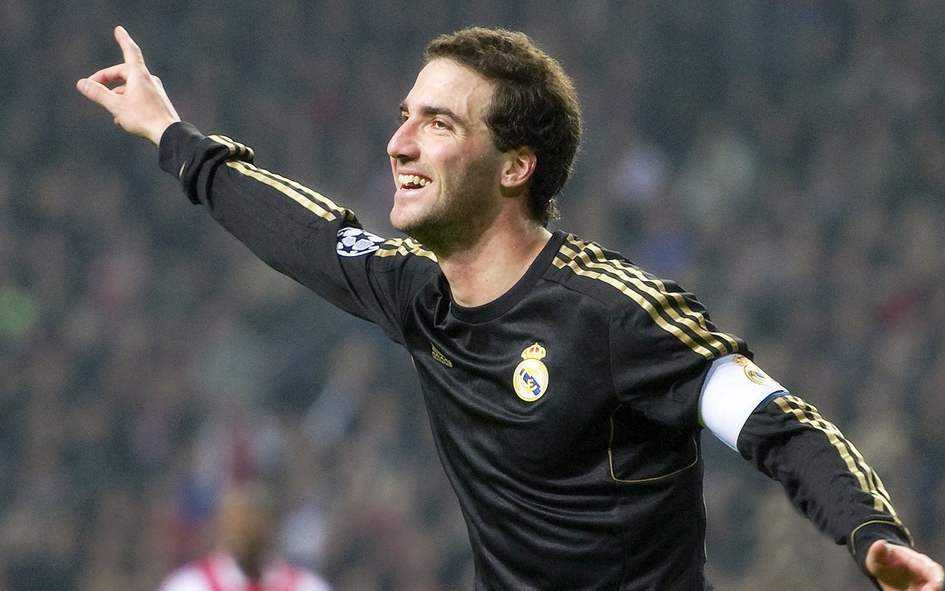 五大联赛是否推行以中场站位弹性应对不同对手策略，五大联赛场地大小