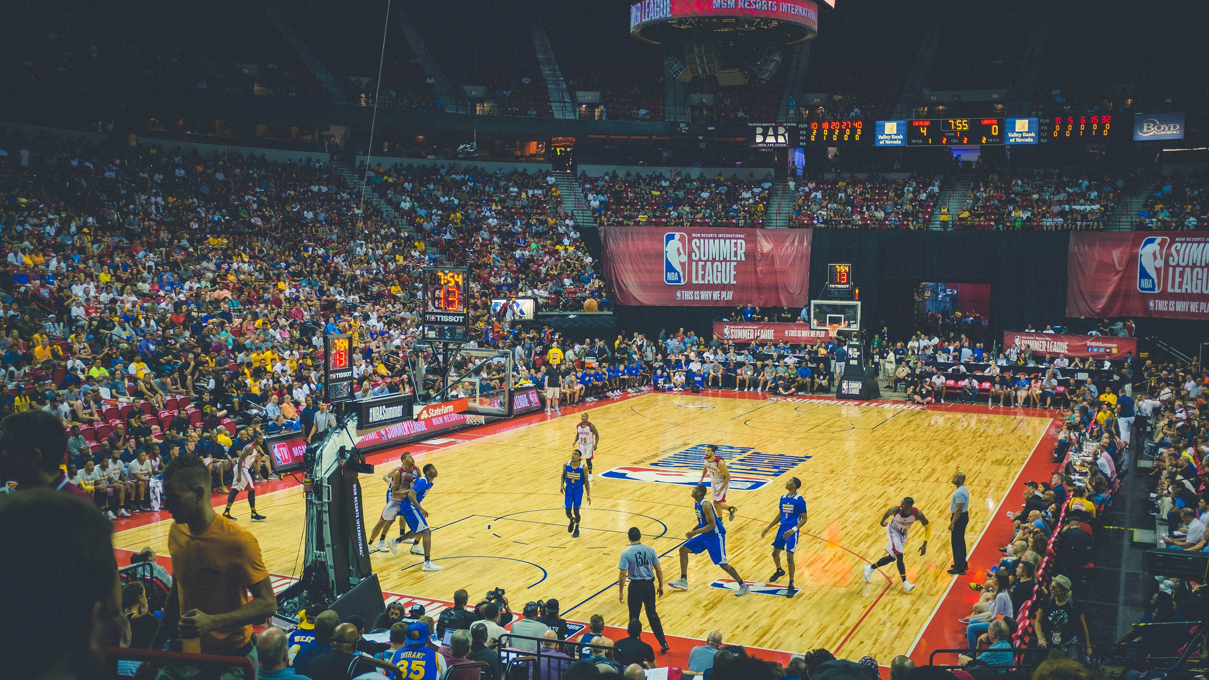 詹姆斯表示将以身作则带动球队迎接挑战，詹姆斯解释